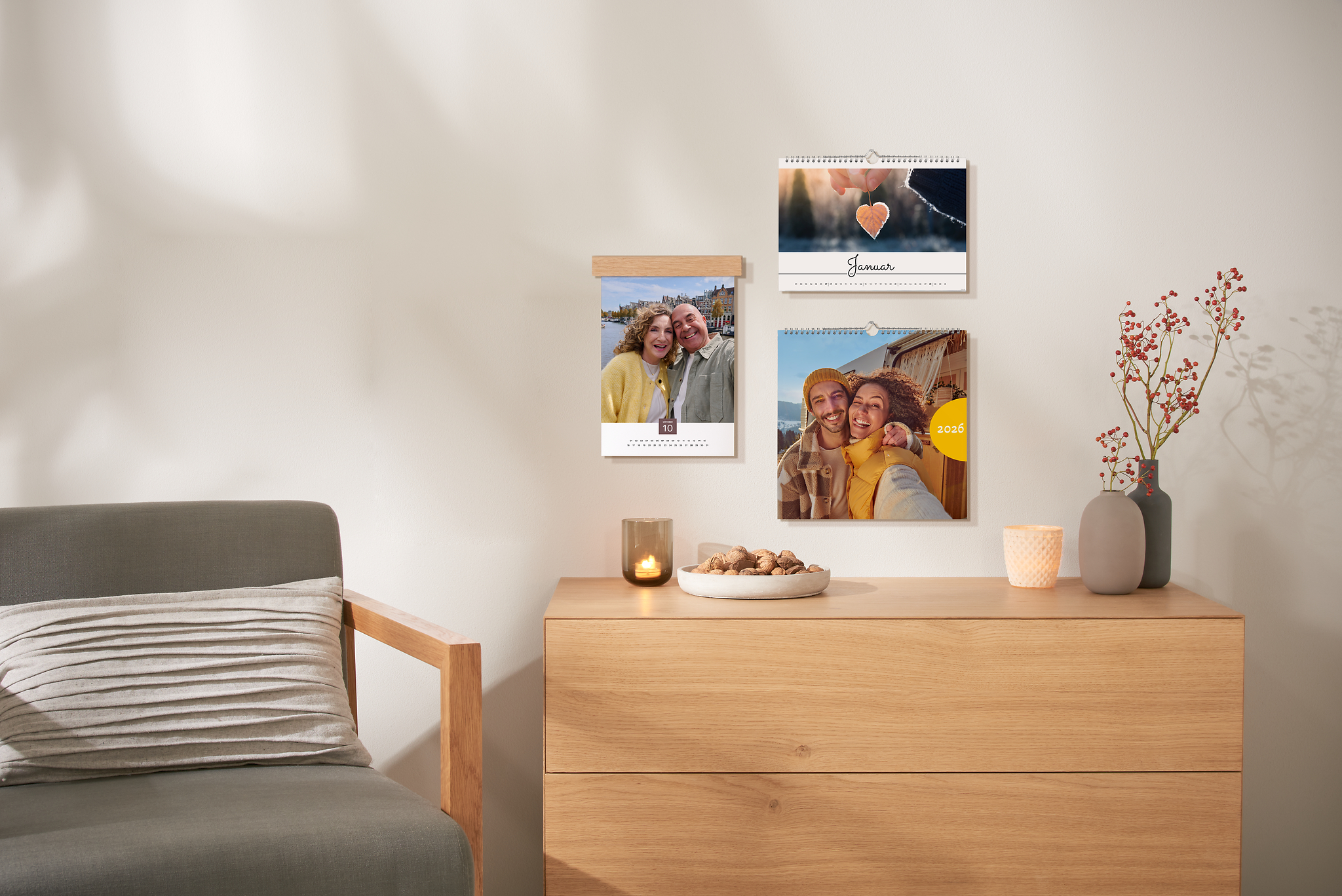 Wandkalender in 3 Formaten an einer Wand