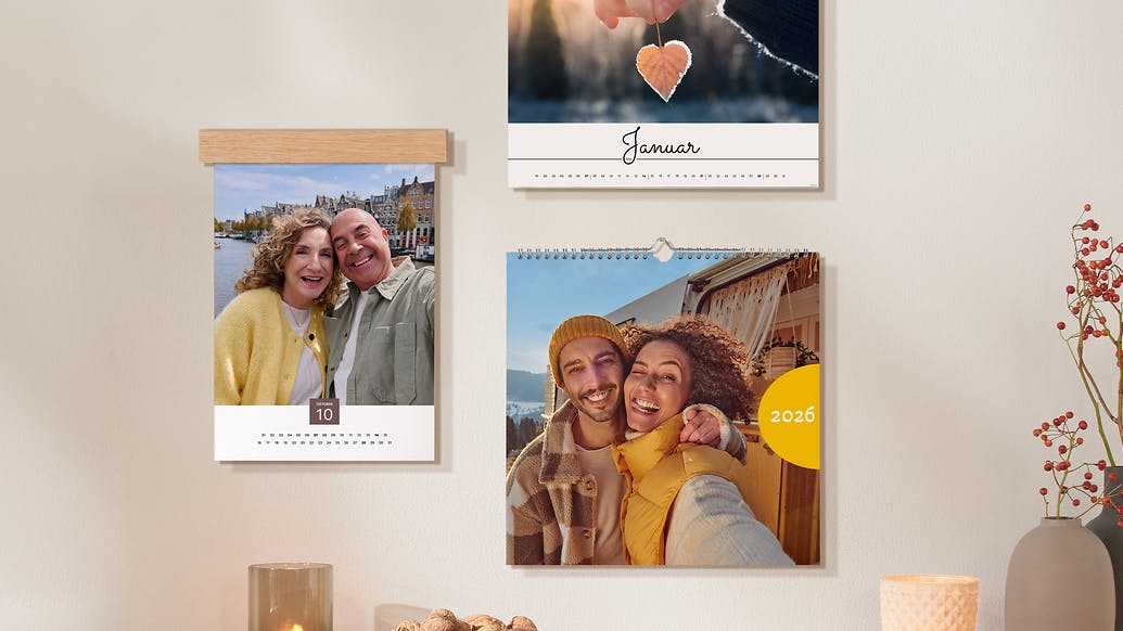 Wandkalender in 3 Formaten an einer Wand