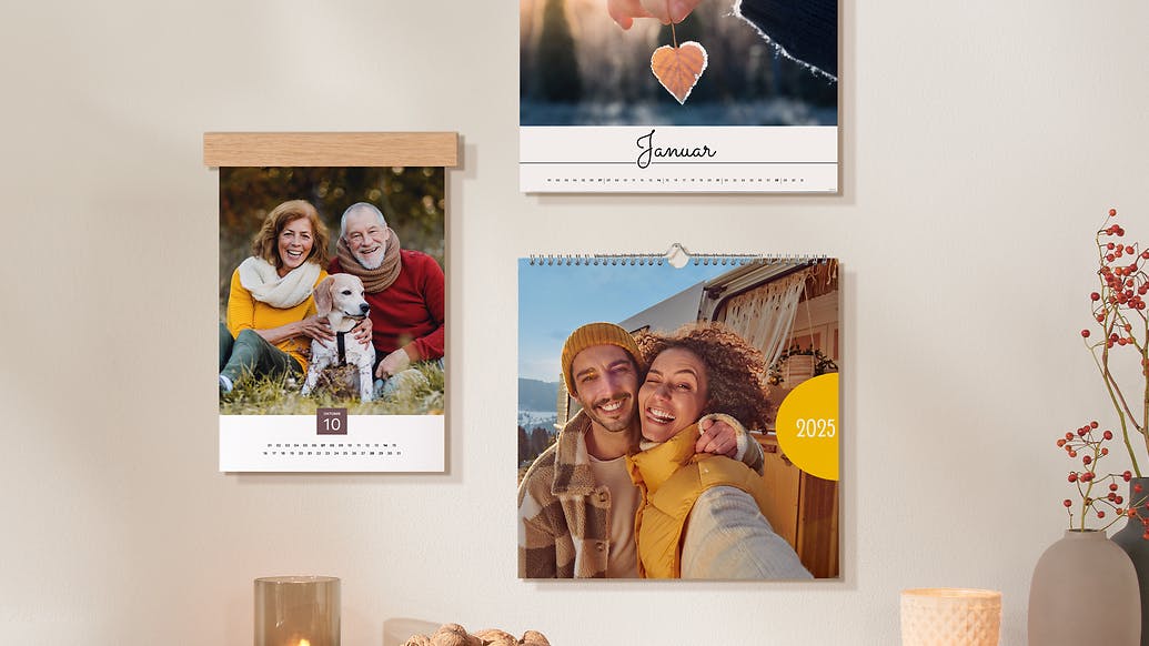 Wandkalender in 3 Formaten an einer Wand