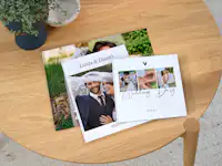 Hochzeitsfotobücher mit Designs Auf einem Tisch liegen drei Hochzeitsfotobücher mit unterschiedlichen Designs.