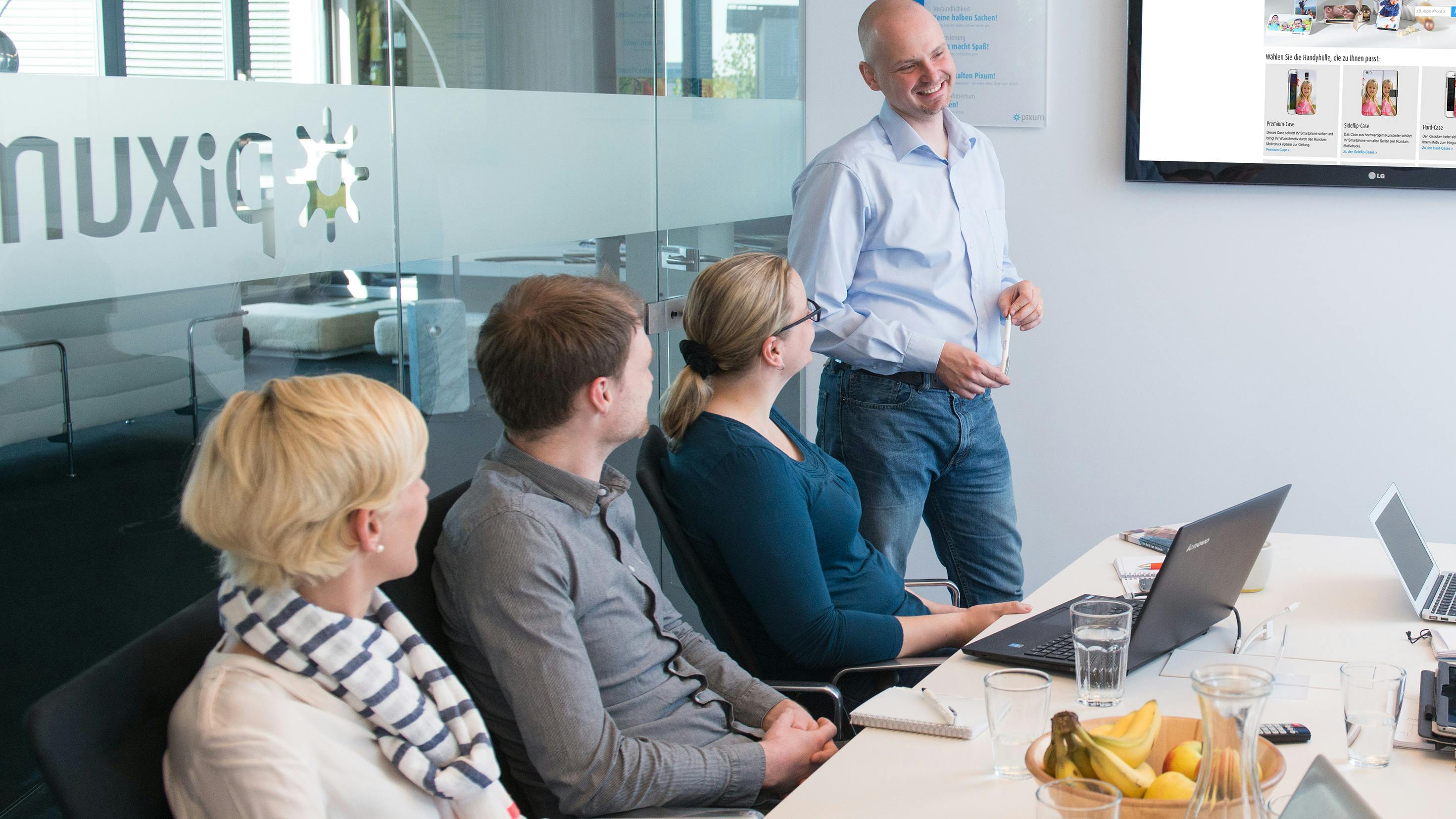 Mitarbeitende halten ein Meeting mit Gruppenpräsentation