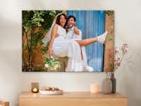 Pixum Fotoleinwand mit Hochzeitsfoto Fotoleinwand mit einem Hochzeitsfoto hängt an einer Wand