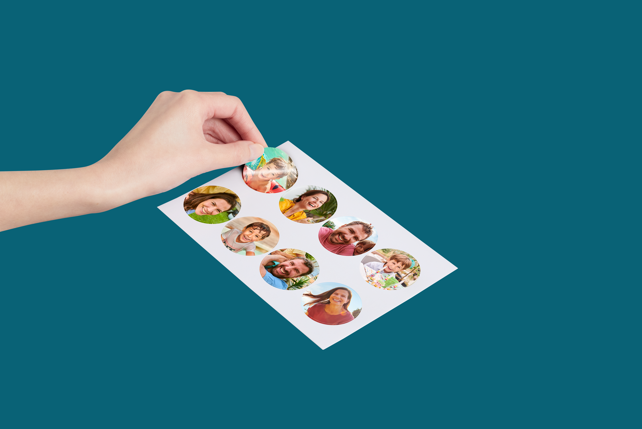 Runde Foto-Sticker auf glänzendem Fotopapier mit Bildern von einer Familie