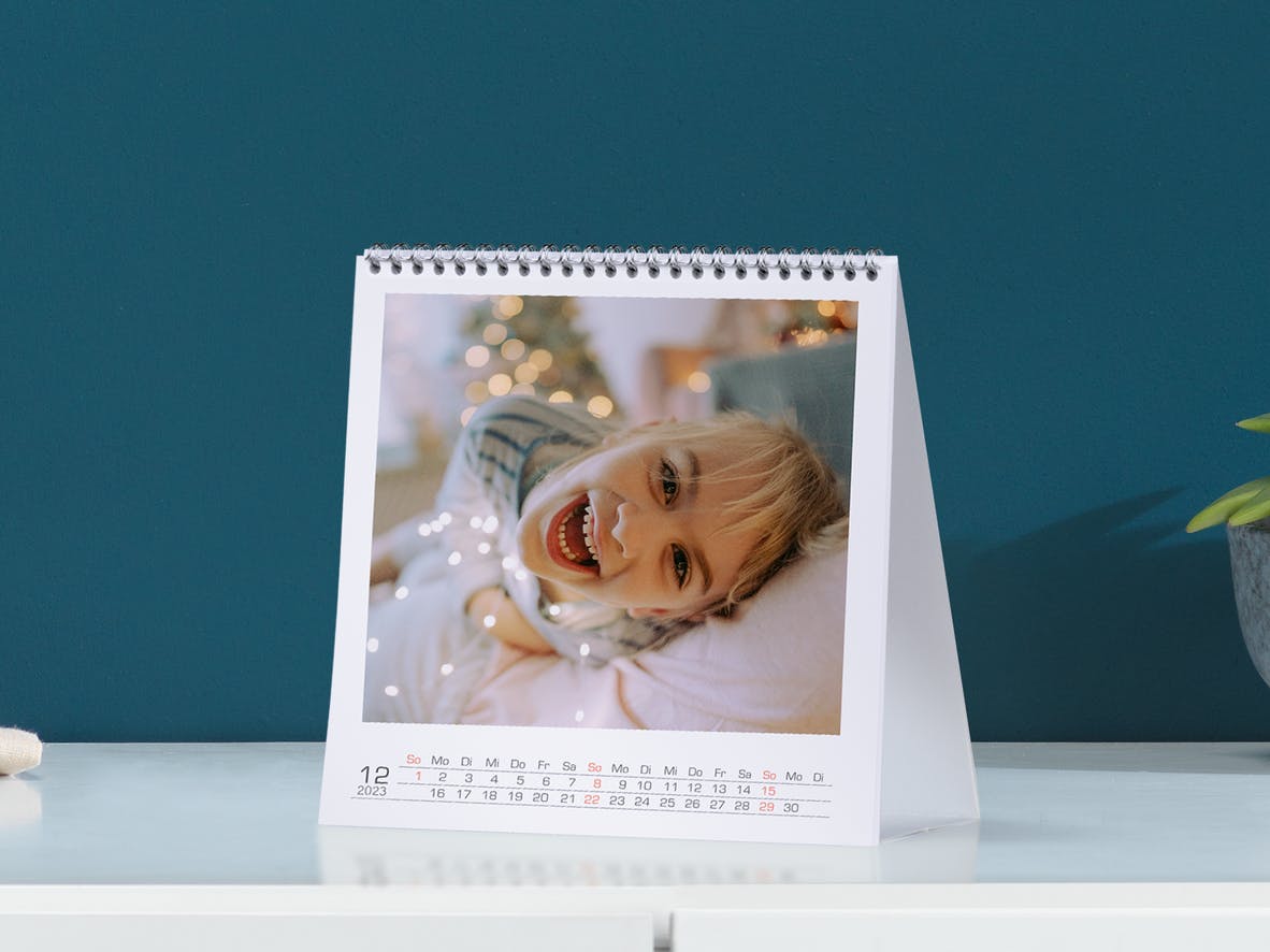 Großer Pixum Tischkalender mit dem Foto eines Mädchens