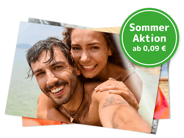 Stapel Fotoabzüge zusammen mit einem runden, grünen Störer: "Sommer Aktion"