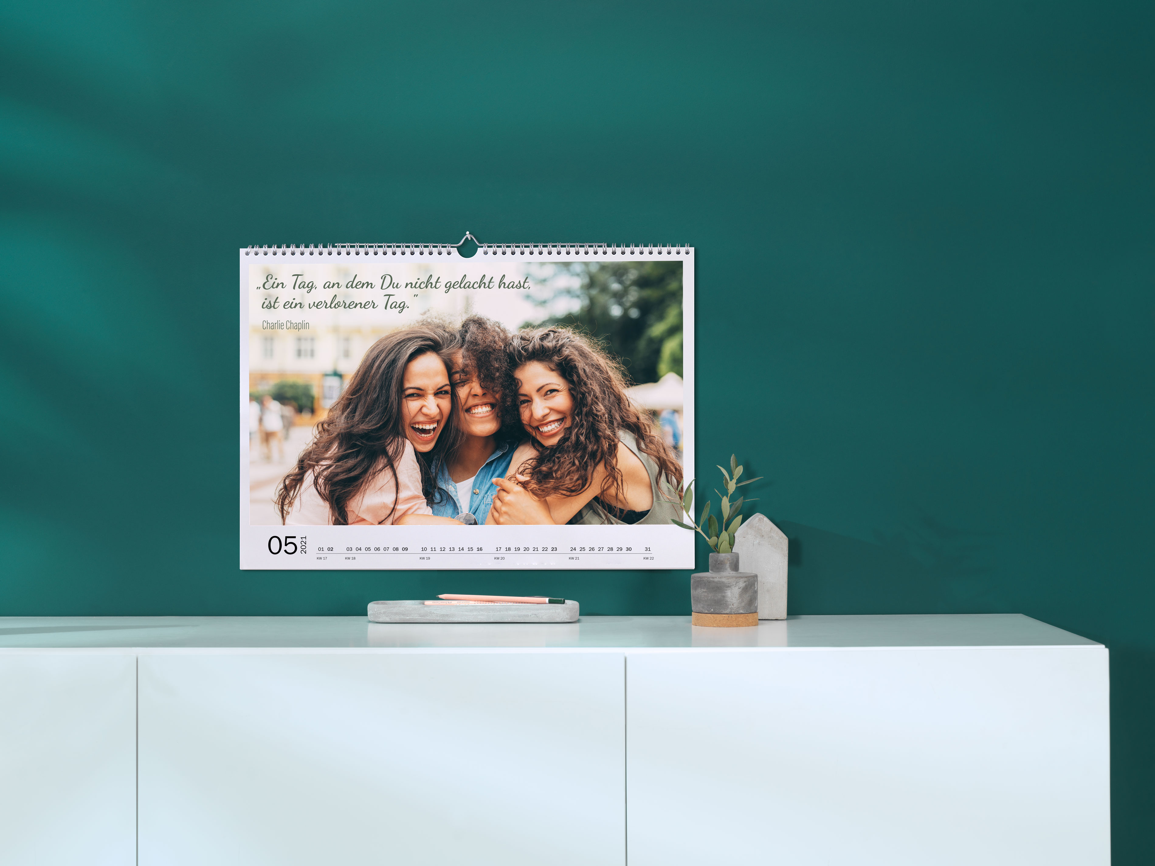 Fotokalender met een citaat en een foto van drie vrienden