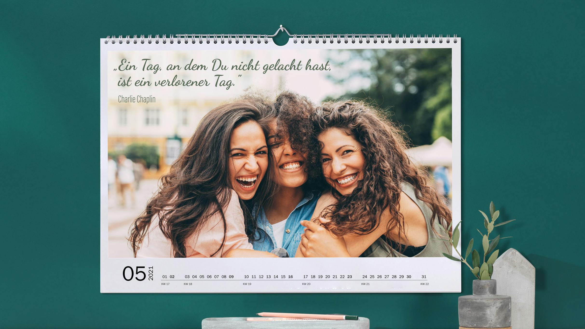 Pixum Fotokalender mit Spruch und Freundinnen als Motiv