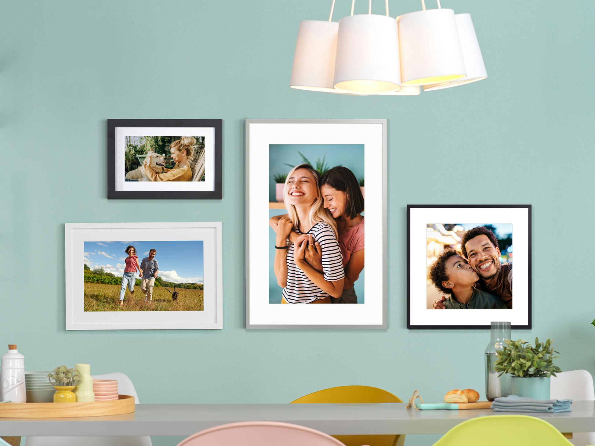 Gallery Wall ontdekken Gallery Wall met ingelijste foto's met lentebeelden op een mintgroene muur