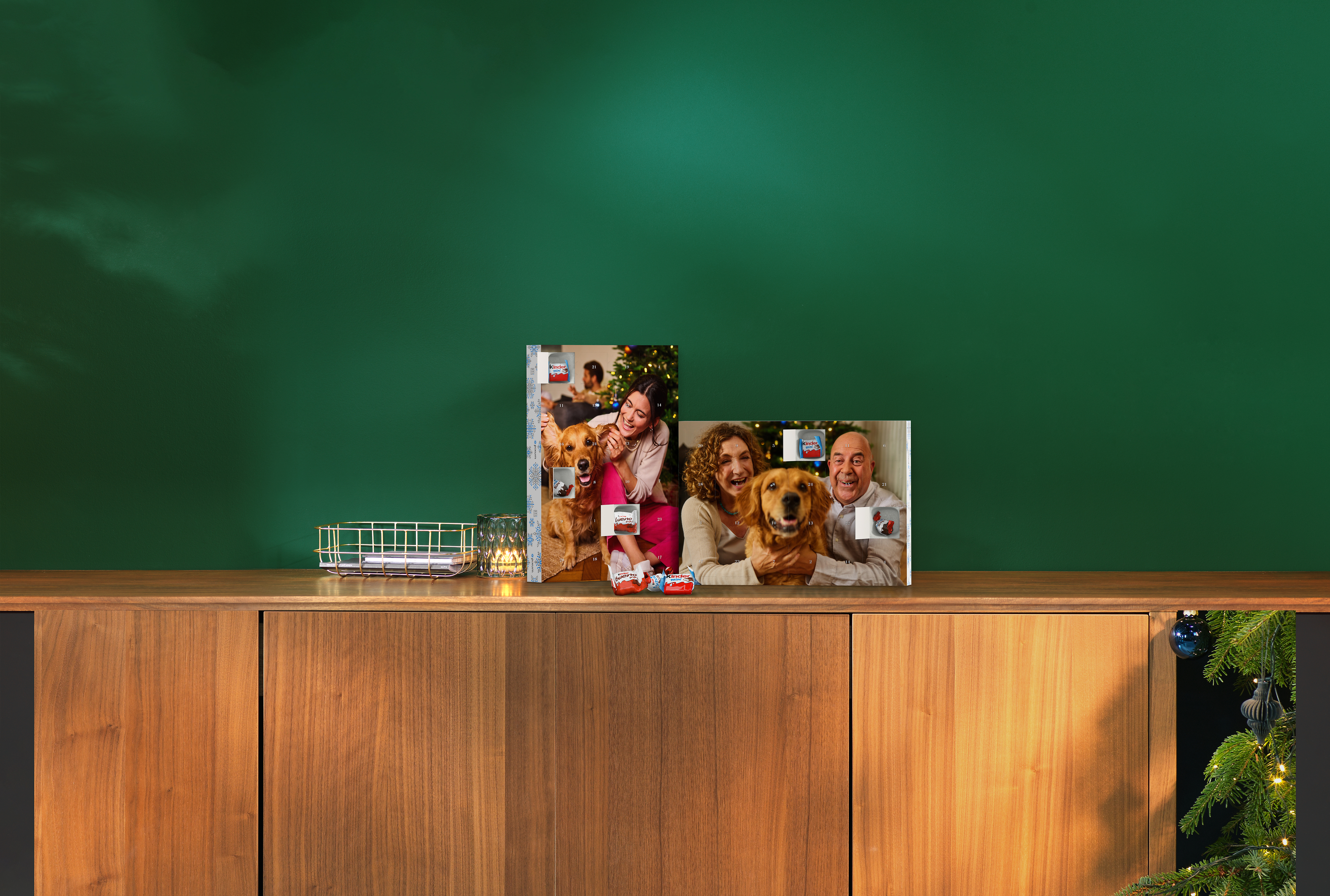 Zwei Adventskalender mit Familienfotos auf einer Kommode