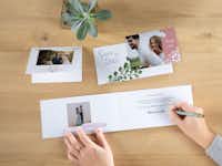 Faire-part de mariage Plusieurs faire-part de mariage, dont une fermée et avec une main qui écrit un texte