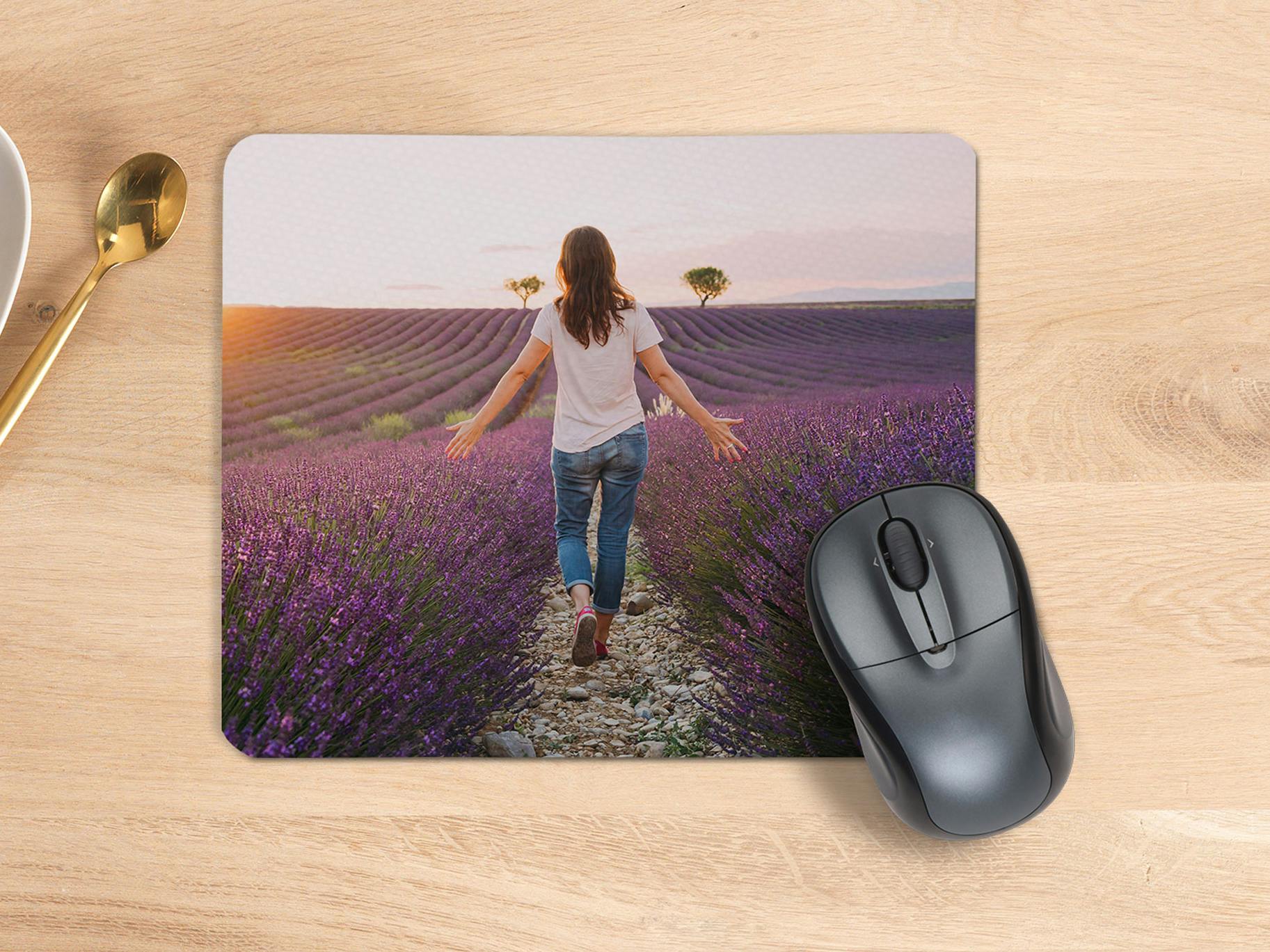 Foto-Mousepad mit Frühlingsmotiv in neutralem Ambiente