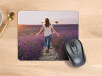 Foto-Mousepad gestalten Foto-Mousepad mit Bild einer Frau im Lavendelfeld.