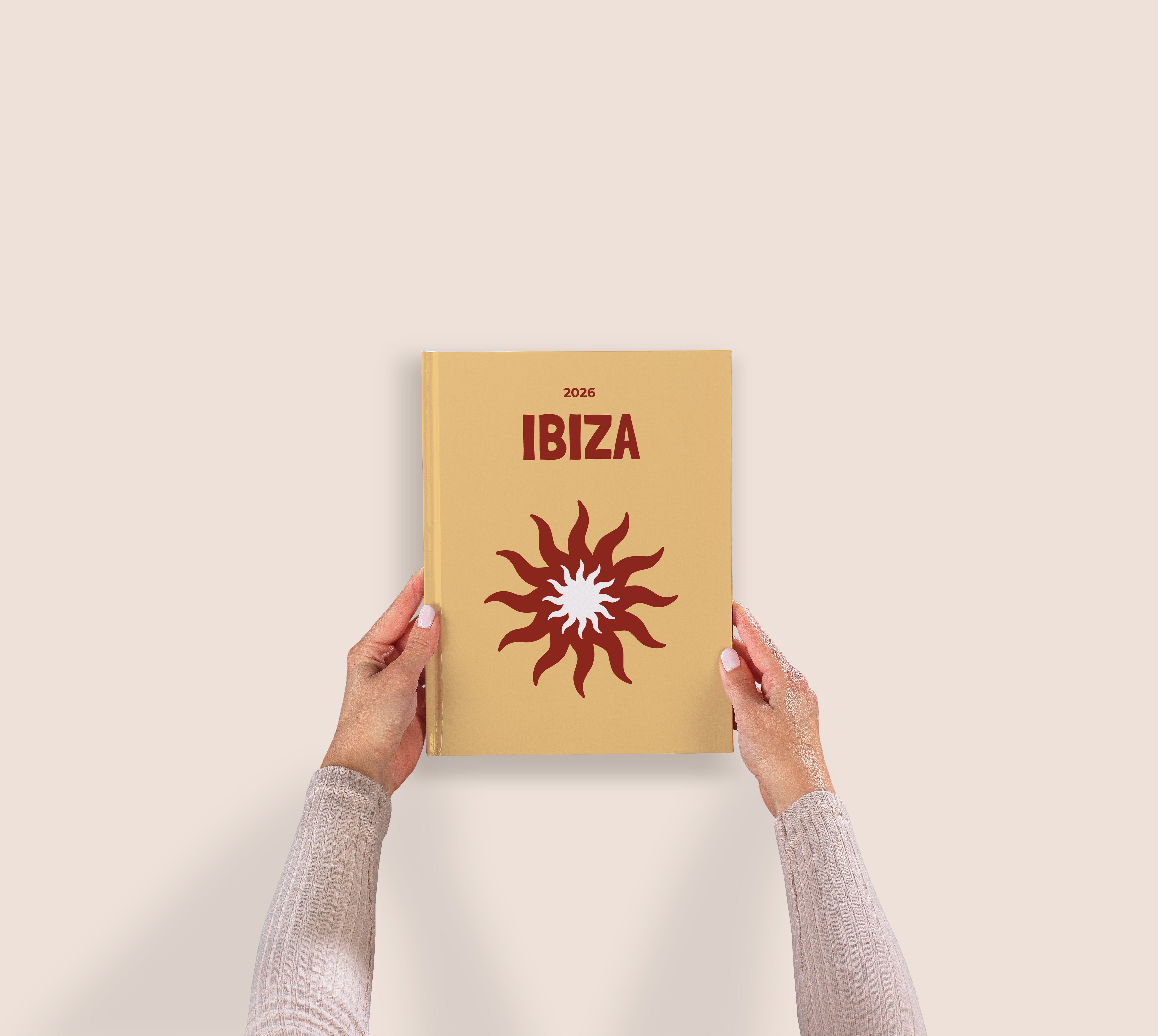 Une personne tient un livre photo de voyage personnalisé dans ses mains.