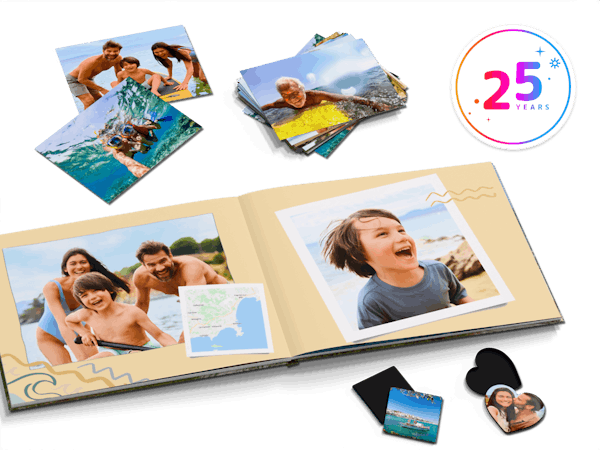 Pixum Fotoboek Een fotoboek, een ingelijste foto en een paar fotoafdrukken met vakantiefoto's liggen naast elkaar