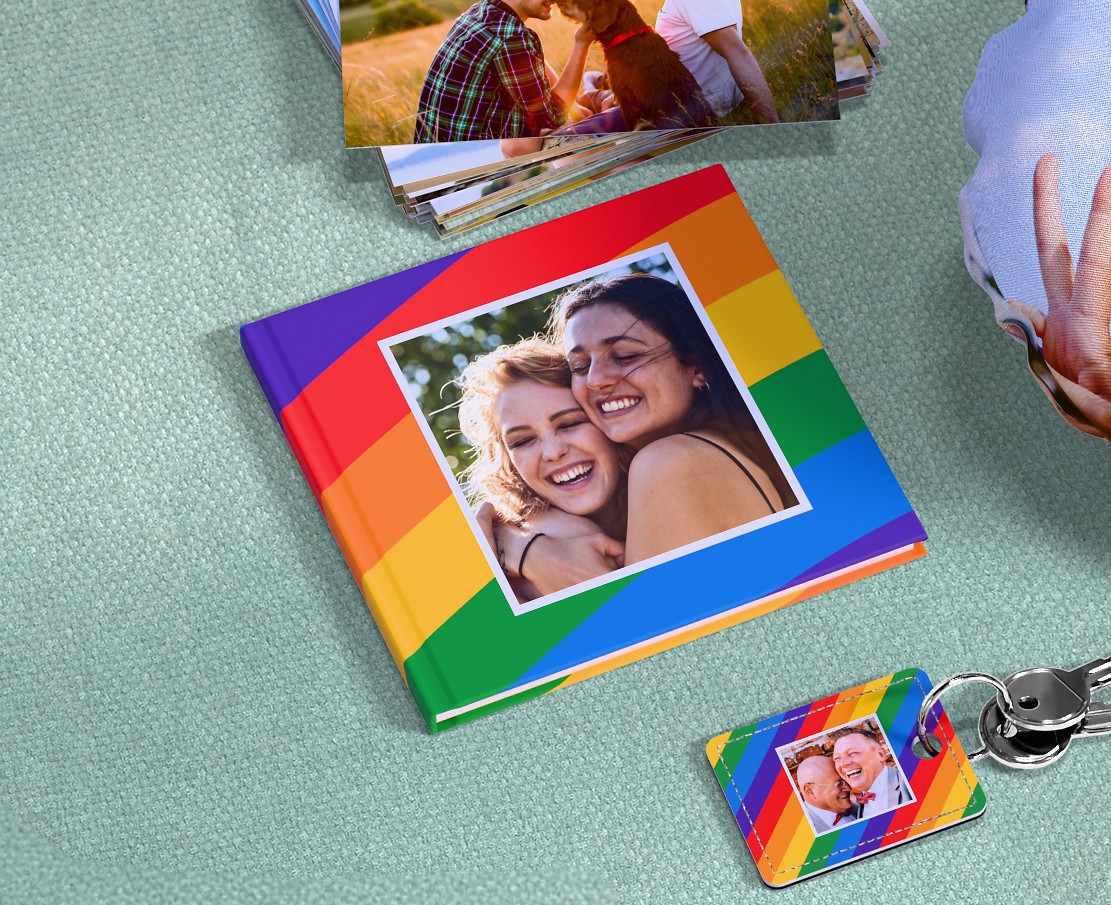 Pixum Fotobuch Cover mit einem Regenbogen-Design und einem Foto von 2 Frauen, die sich umarmen