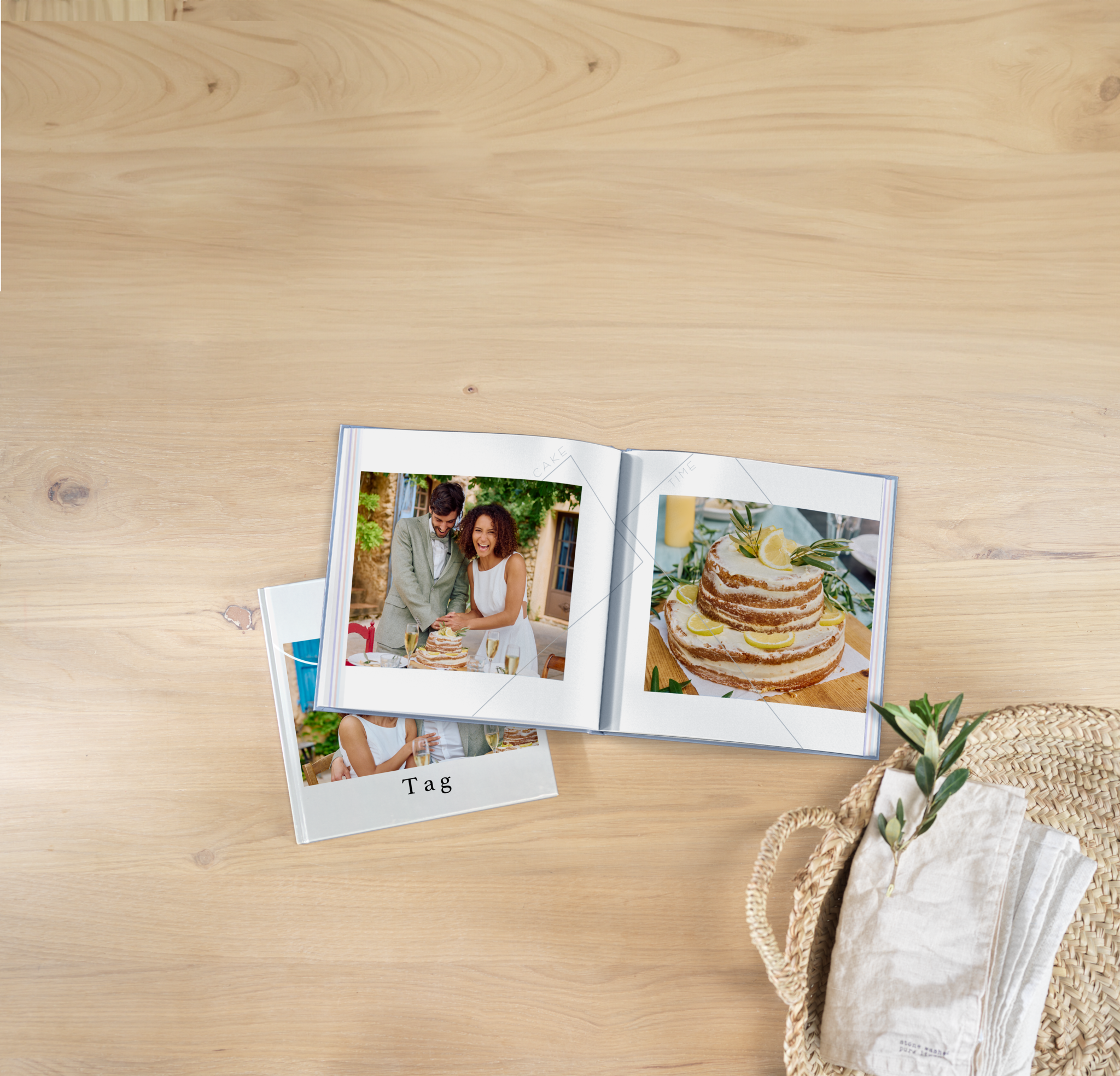 Quadratisches Pixum Fotobuch mit Hochzeitsbildern aufgeschlagen auf einem Holztisch