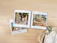 Álbum Digital cuadrado Álbum Digital cuadrado sobre una mesa con fotos de una boda