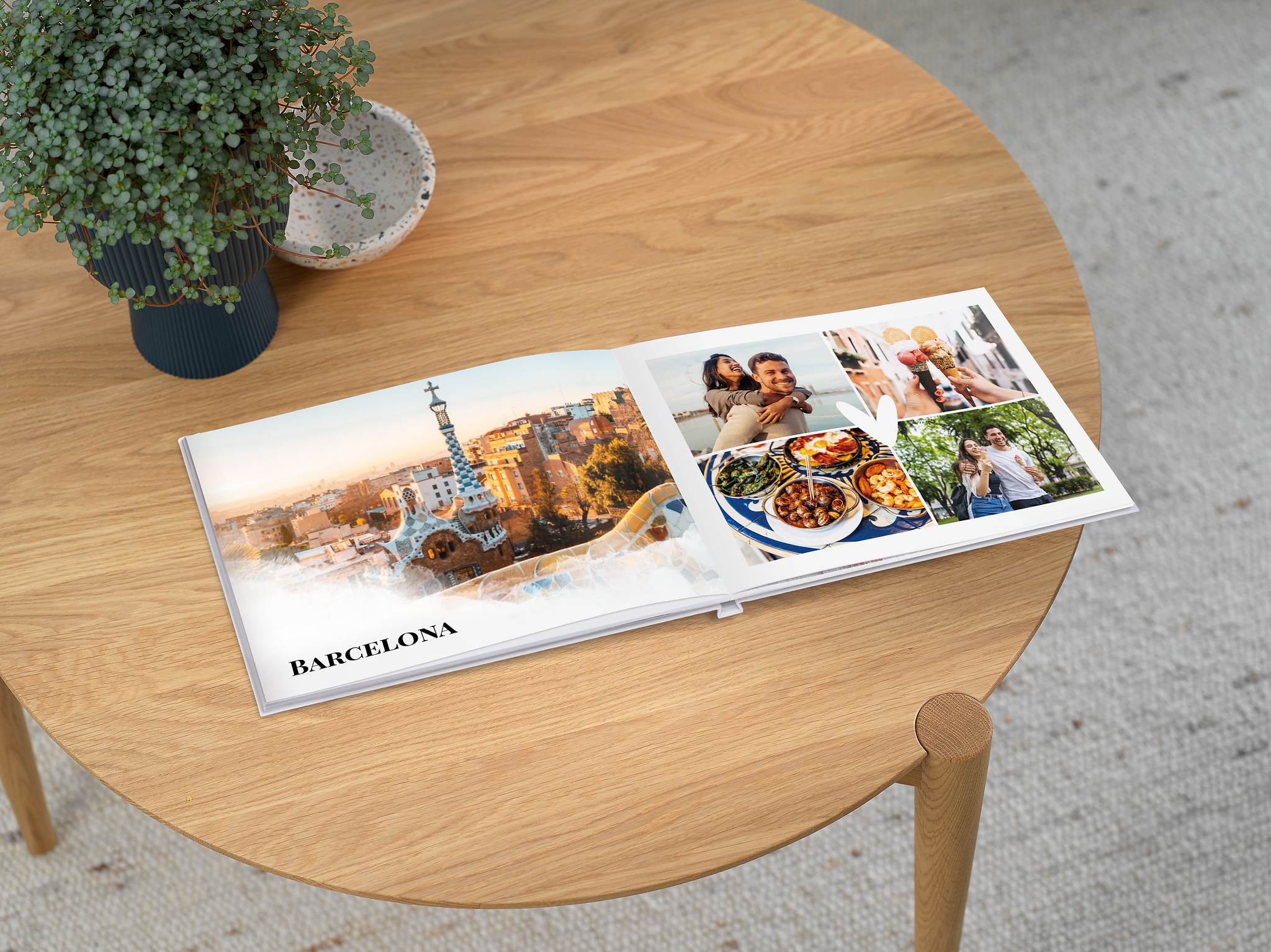 Sobre una mesa hay un álbum de fotos abierto, con un bonito diseño y fotos de un viaje a Barcelona. En las fotos se ve a una pareja.