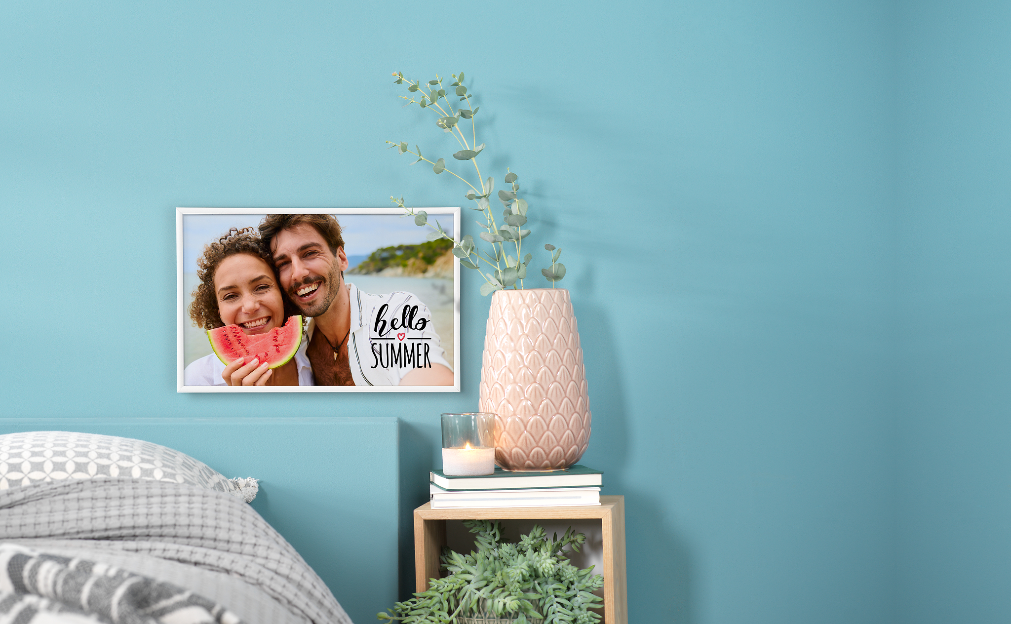 Fotoposter mit weißem Kunststoffrahmen und einem Urlaubsfoto mit dem Design "Hello Summer"