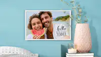 Fotoposter mit weißem Rahmen Fotoposter mit weißem Kunststoffrahmen und einem Urlaubsfoto mit dem Design "Hello Summer"