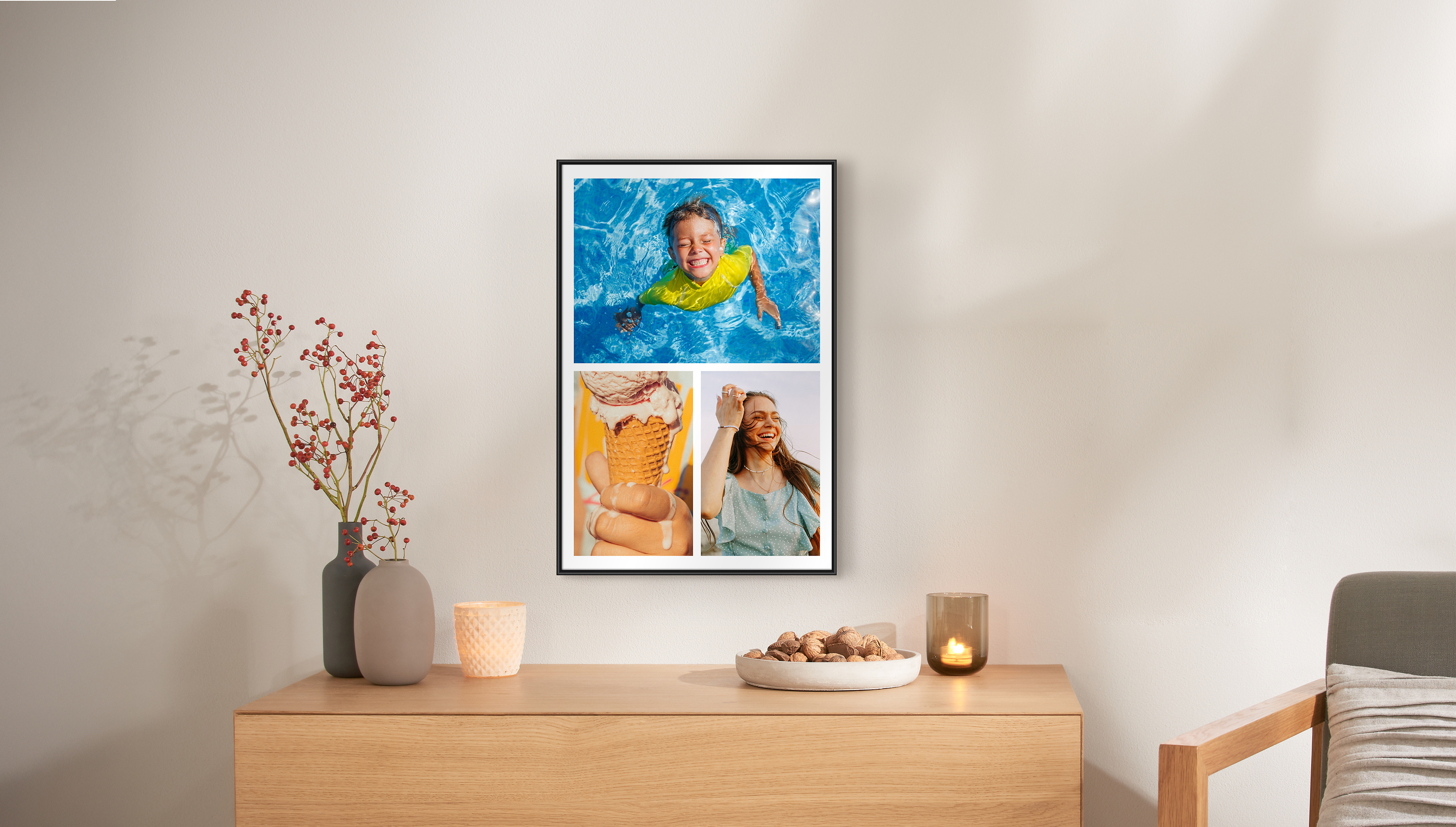 Ein Fotoposter im einem schwarzen Rahmen hängt über einer Kommode. Das Fotoposter zeigt eine Collage aus Familienbildern.