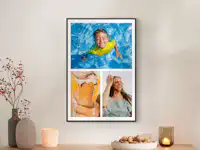 Fotoposter im Rahmen mit Fotocollage aus Familienbildern Ein Fotoposter im einem schwarzen Rahmen hängt über einer Kommode. Das Fotoposter zeigt eine Collage aus Familienbildern.