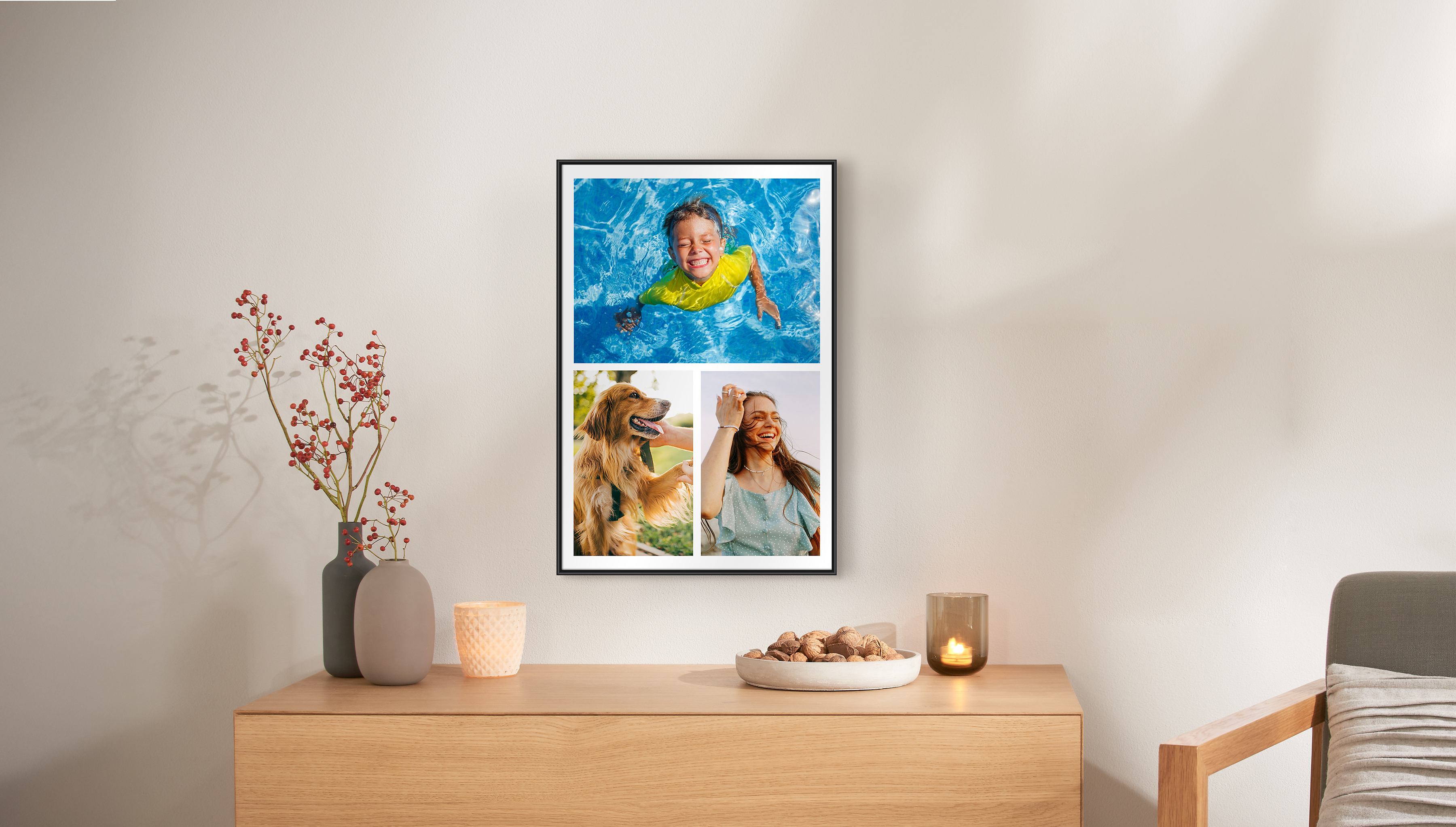 Sobre una cómoda cuelga un póster fotográfico con un marco negro. El póster muestra un collage de fotos familiares.