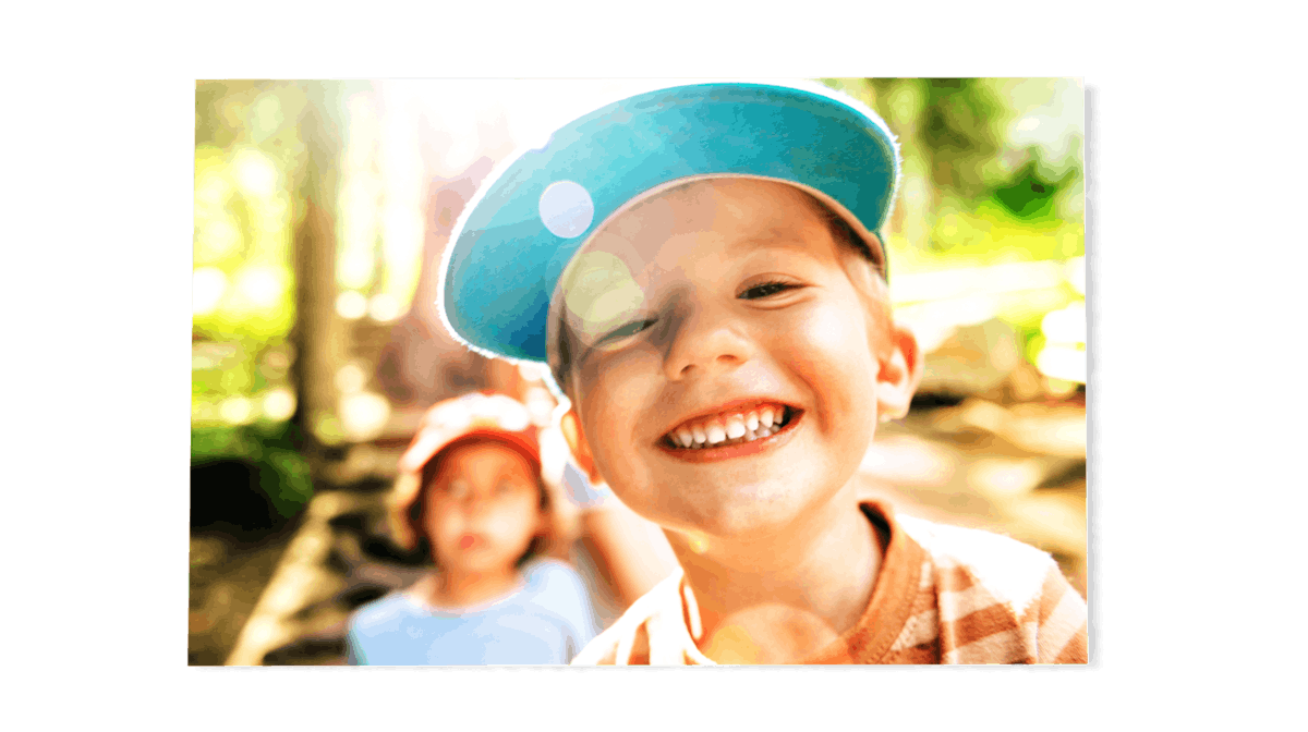 Videoanimatie van een fotoposter met foto van een lachende jongen met een pet