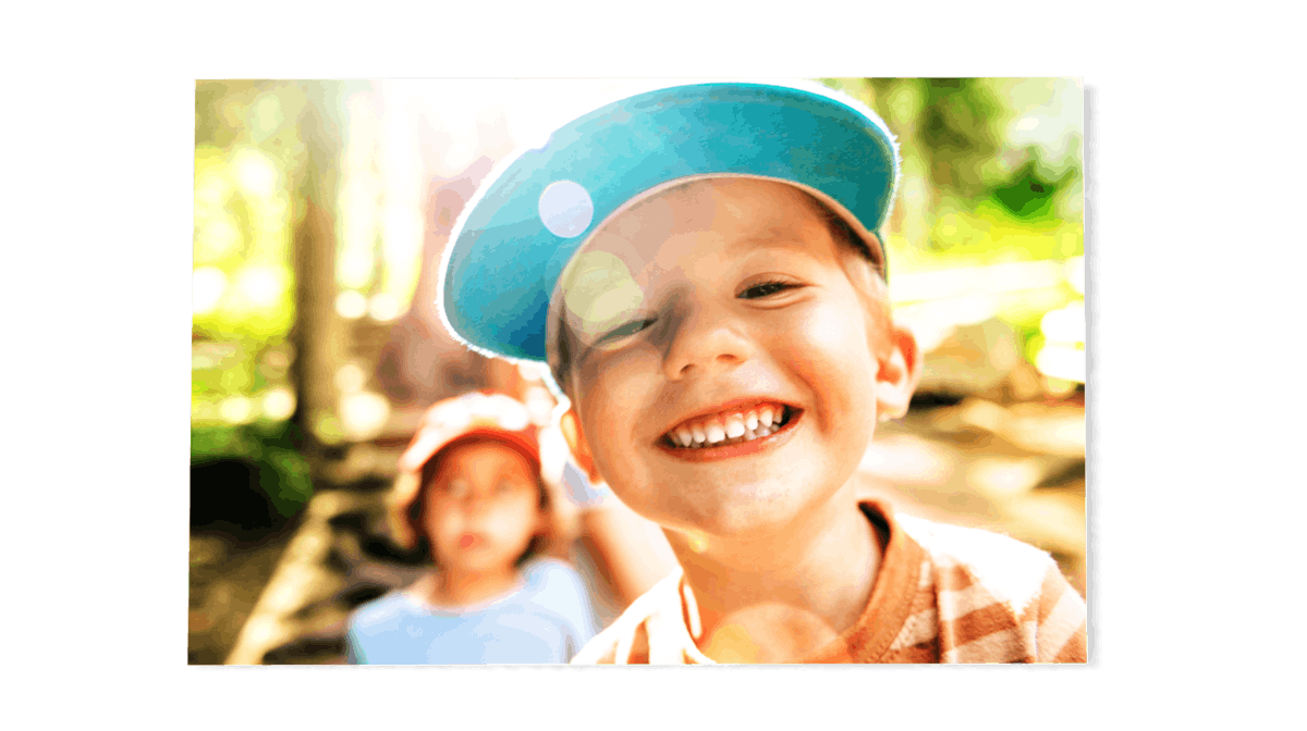 Fotoposter ontwerpen Videoanimatie van een fotoposter met foto van een lachende jongen met een pet