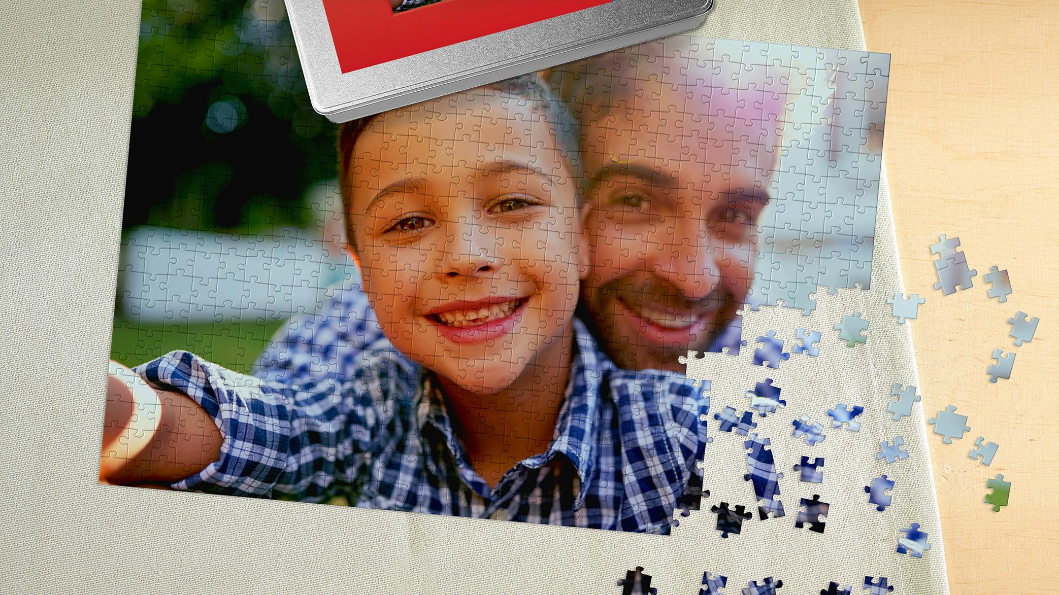 Personligt Ravensburger fotopuslespil med 2.000 brikker med billede af en far og hans søn