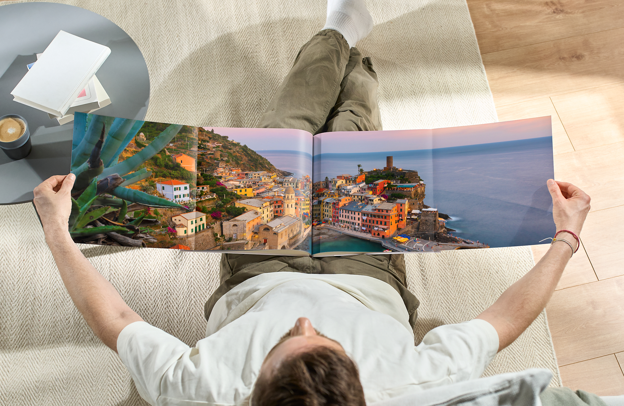 Livre photo avec des pages panoramiques et une image de voyage en ville.