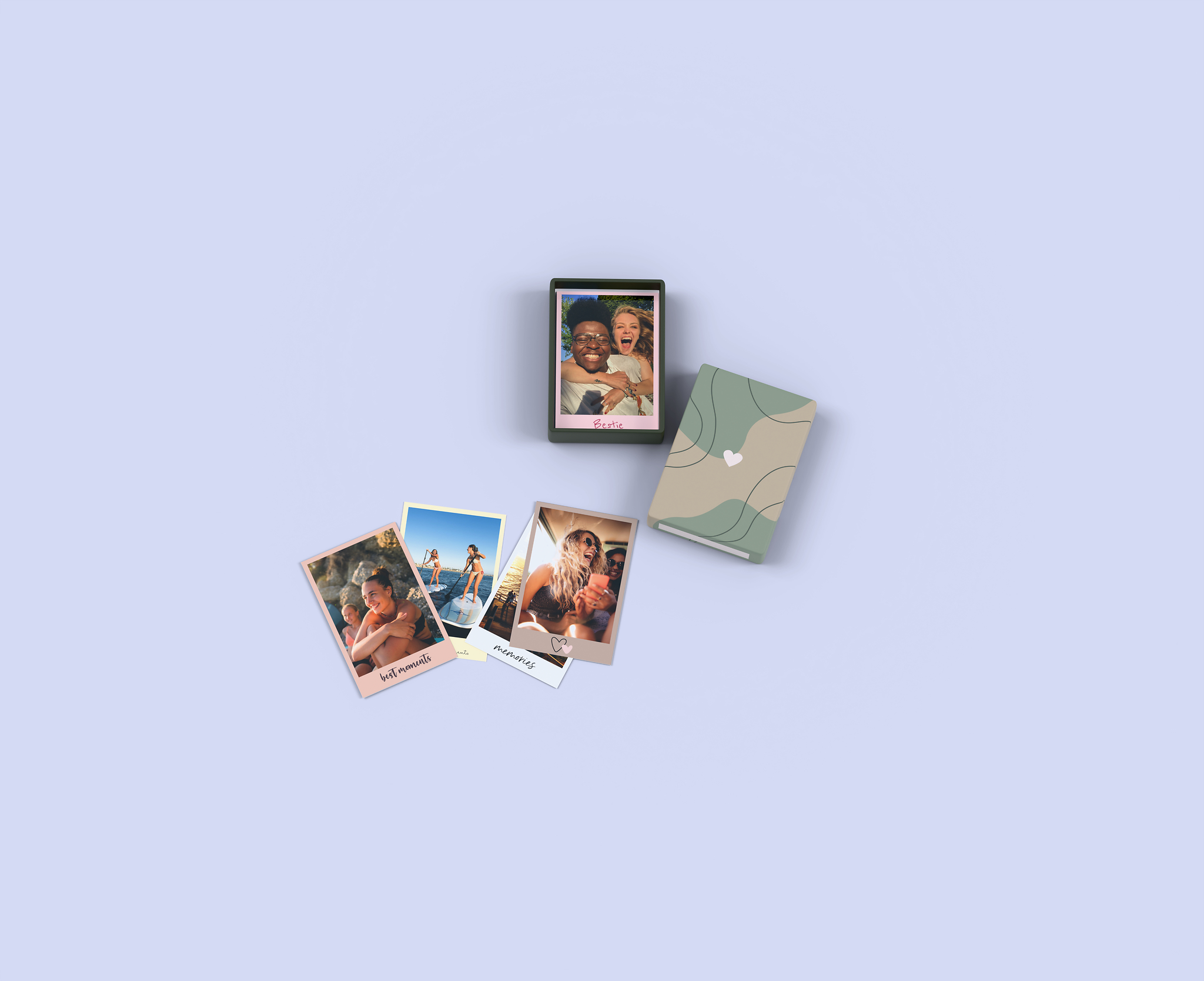 Mini-Retro Prints mit Fotos von Freundin mit Box auf einem hellgrauen Hintergrund 