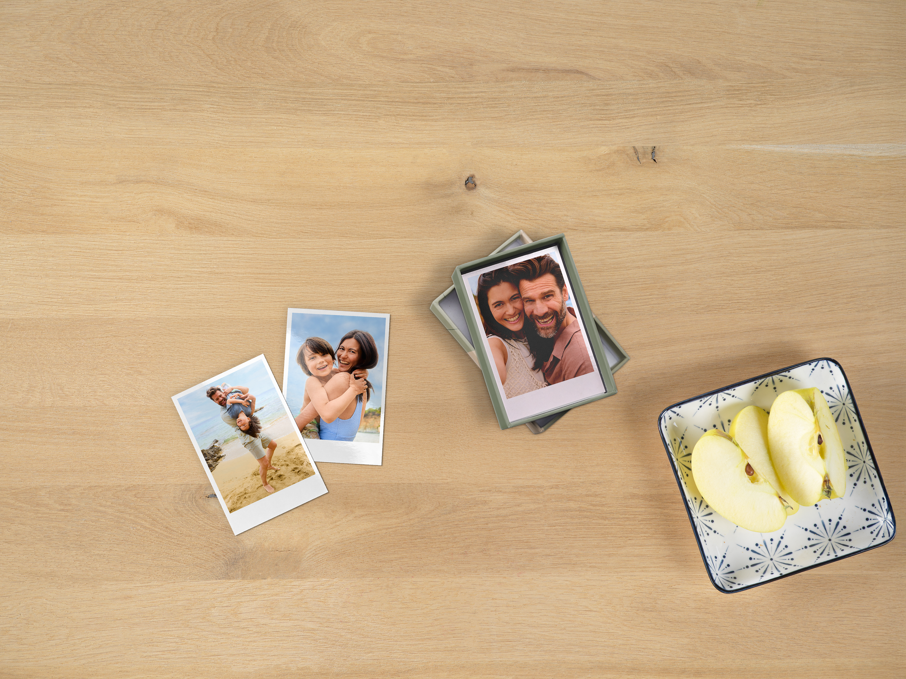 Mini fotos retro con fotos de vacaciones sobre una mesa