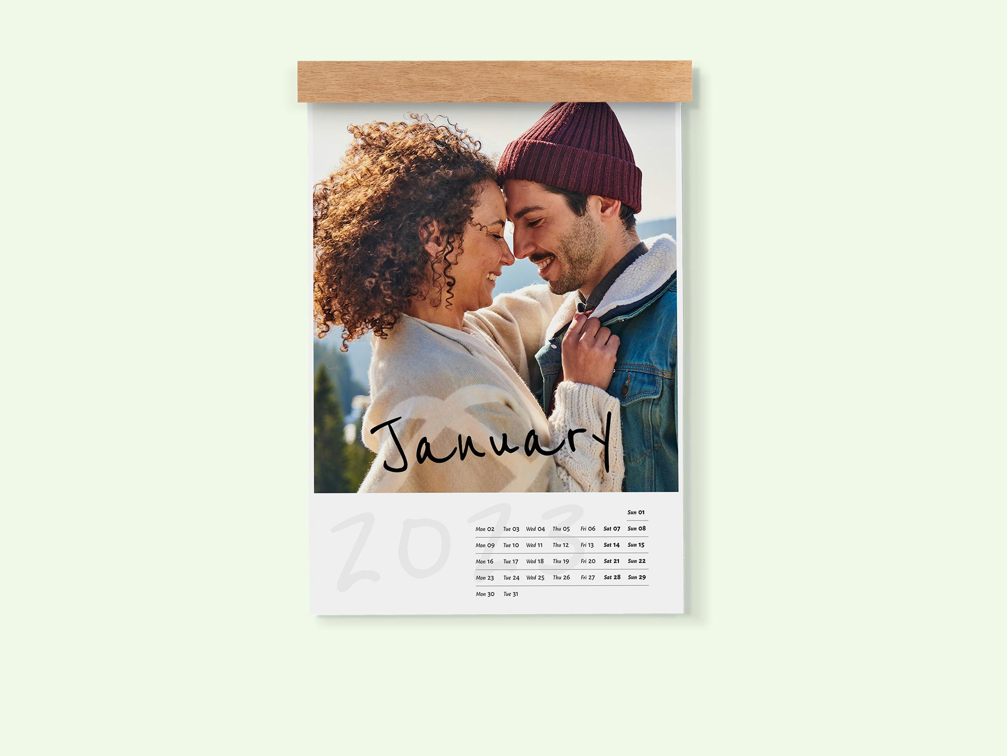 Personlig fotokalender med et foto af et par og en træliste i egetræ