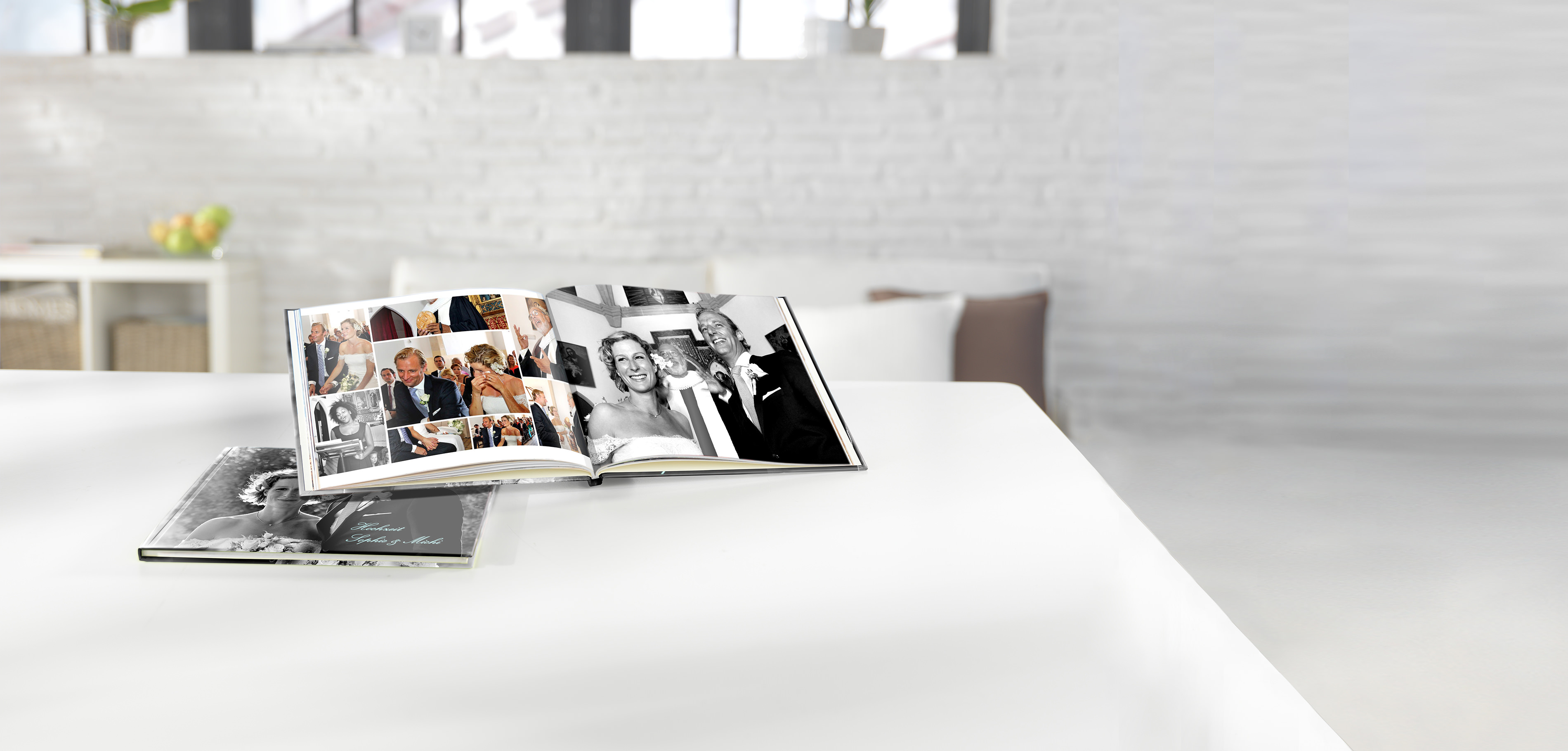 Ein Fotobuch zur goldenen Hochzeit liegt auf einem Tisch geöffnet und zeigt verschiedene Hochzeitsfotos