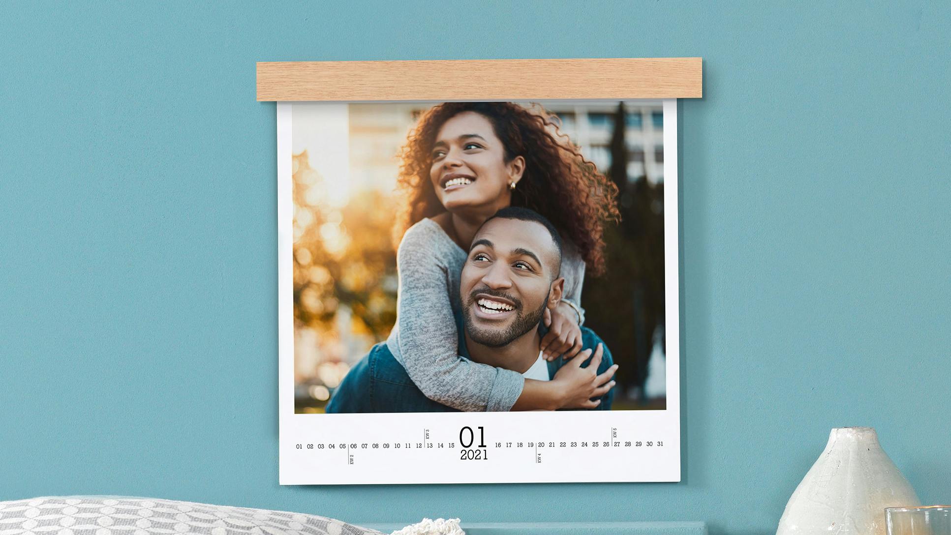 Calendario personalizado con fotos cuadrado con cubierta de madera con foto de una pareja