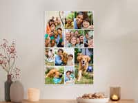 Fotoposter mit einer Collage aus Familienfotos Über einer Kommode hängt ein Fotoposter mit einer Collage aus Familienfotos.