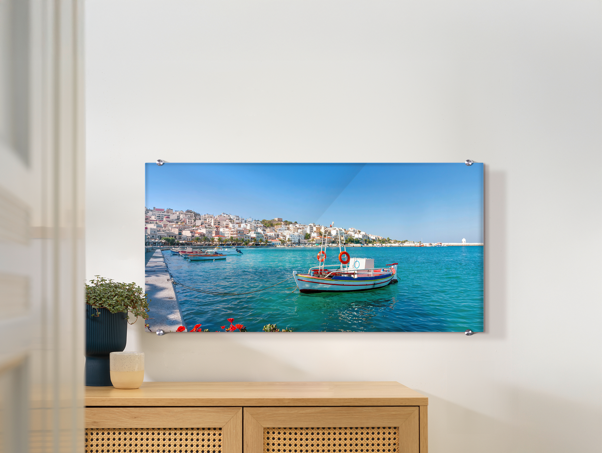 Een foto op plexiglas in het formaat 120 x 60 cm hangt aan de muur. Het gaat om een vakantiefoto.