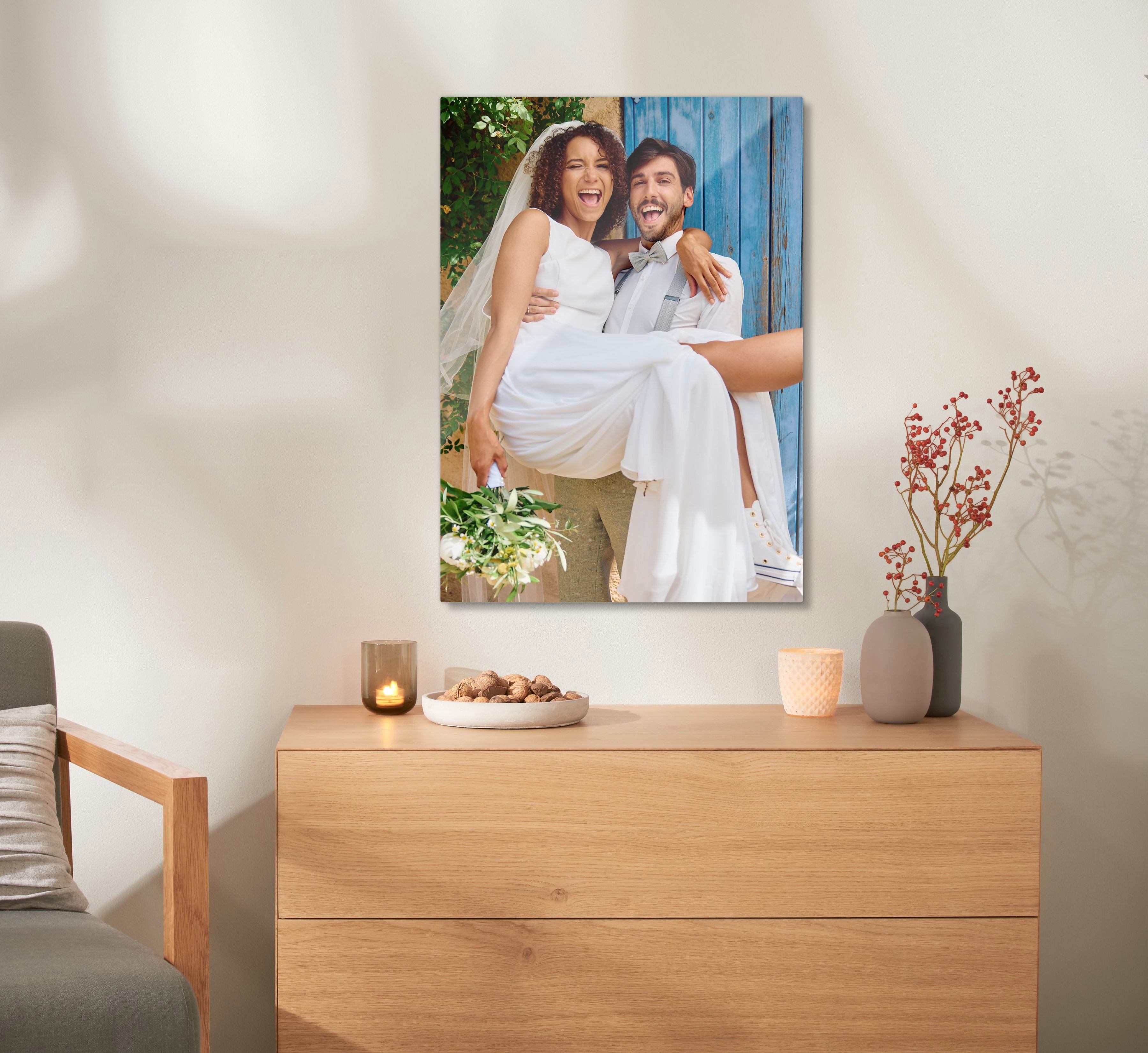 Pixum Galerie-Print mit Hochzeitsfoto als Wandbild über einer Kommode.