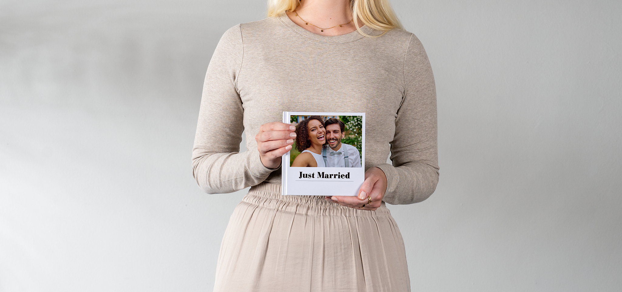 Pixum Fotobuch klein im quadratischen Format mit einem Hochzeitsfoto auf dem Cover