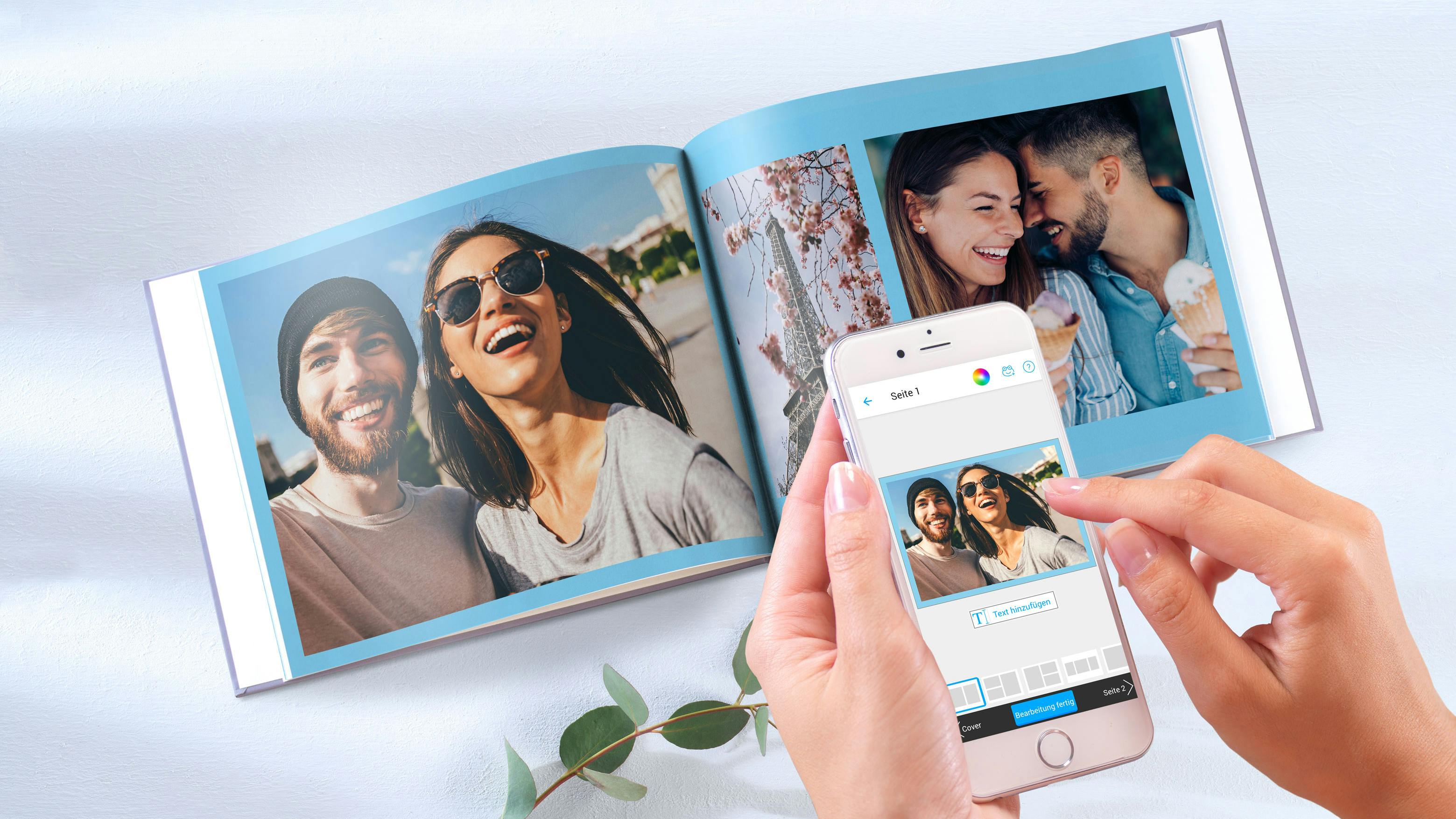 Pixum Fotobuch in der App gestalten Aufgeschlagenes Fotobuch im Querformat mit frühlingshaften Motiven und hellblauer Hintergrundfarbe, das per Smartphone gestaltet wird