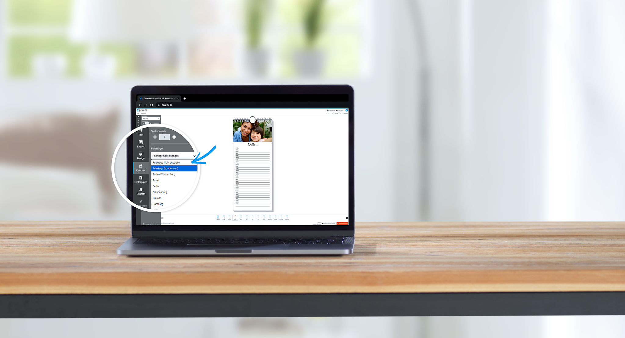 Laptop mit der Gestaltung eines Terminkalenders in der Software