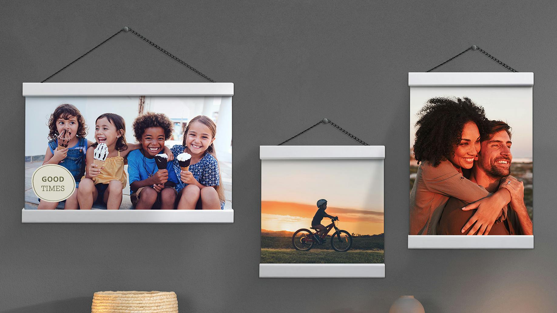 Fotoposter mit Posterleiste in Weiß mit sommerlichen Familienmotiven im Ambiente