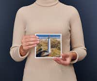 Fotolibro Pixum piccolo quadrato Una donna regge un Fotolibro Pixum piccolo quadrato