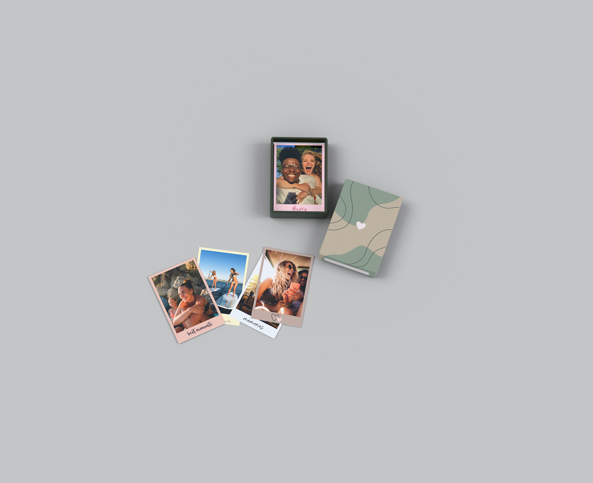 Mini-Retro Prints mit Fotos von Freundin mit Box auf einem hellgrauen Hintergrund 