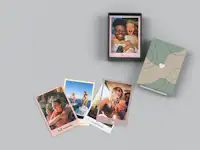 Mini-Retro Prints mit Box auf einem hellgrauen Hintergrund Mini-Retro Prints mit Fotos von Freundin mit Box auf einem hellgrauen Hintergrund