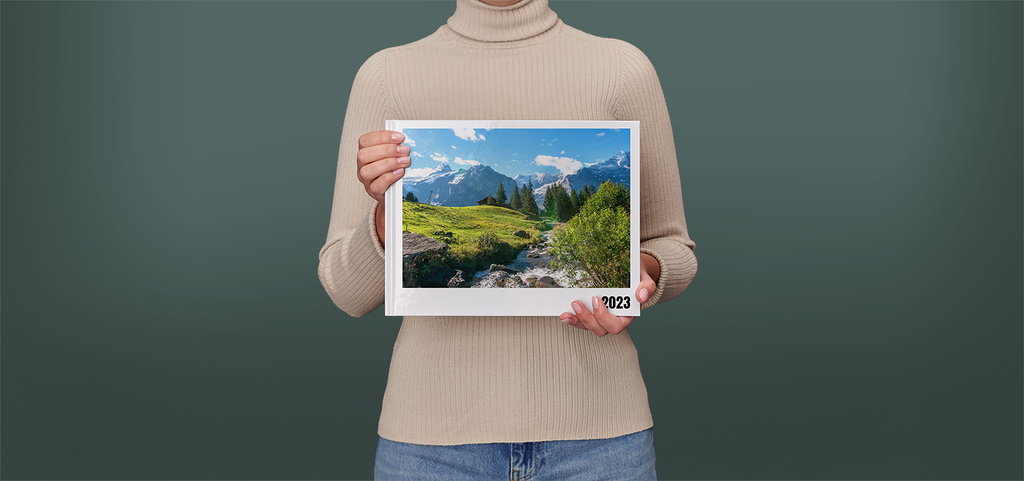 Pixum Fotobuch groß im Querformat mit einer Schweizer Berglandschaft auf dem Cover