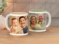 Panoramafoto-Tassen mit Innenfarbe als Weihnachtsgeschenk Zweu Panoramafoto-Tassen mit Design stehen auf einer Tischplatte