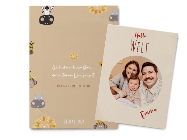 Eine Karte mit Einsteckfoto liegt aufgedeckt nebeneinander, auf der Rückseite ist ein Text zum Thema Baby und auf der Vorderseite ein Familienfoto