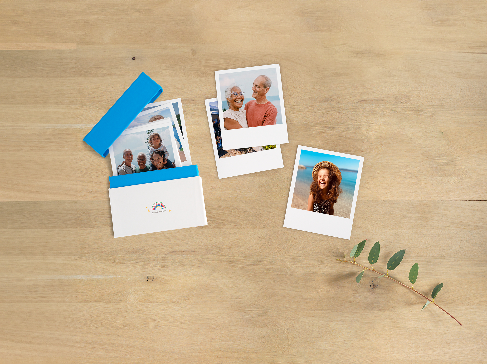 Retro-Prints mit Box auf einem Tsch. Die Retro-Prints sind mit Fotos von Freunden und Pärchen gestaltet. 